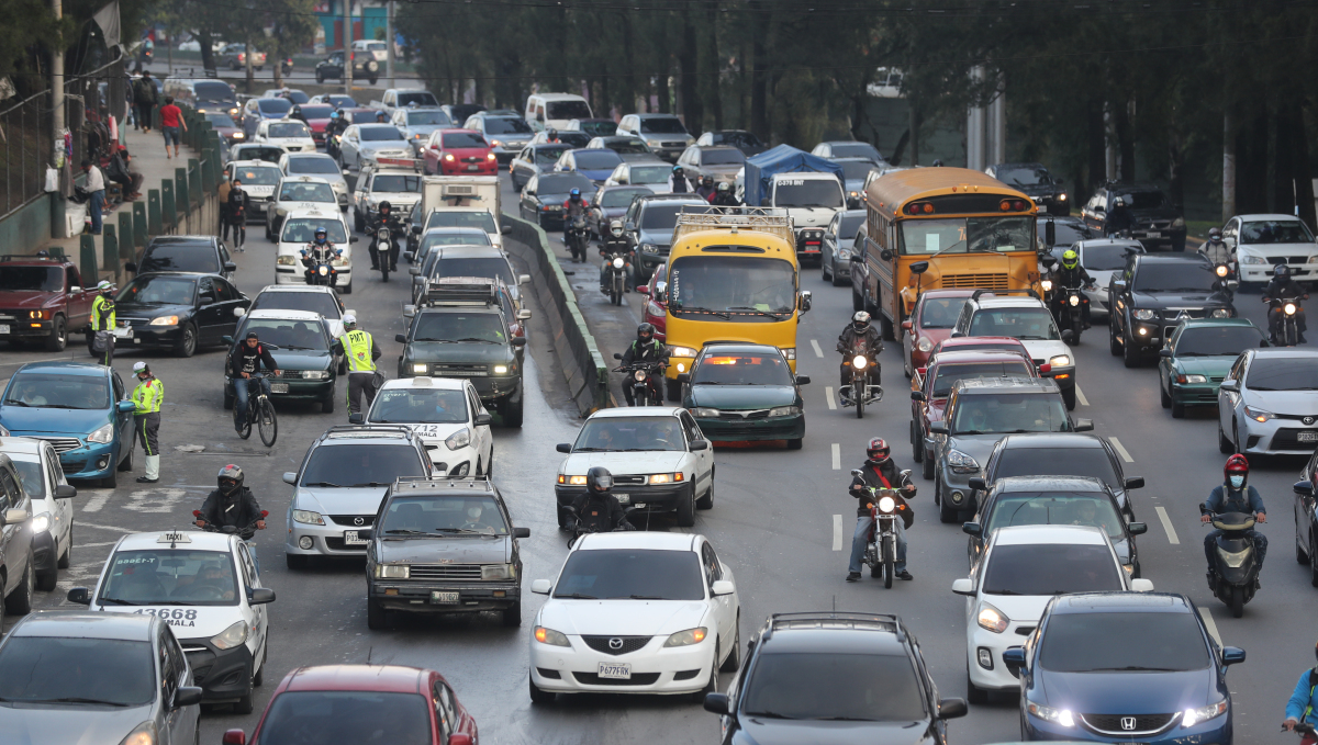 Transito vehicular de la calzada Roosevelt hacia bulevar liberacin esto se debe a apertura total del pas el cual lo decreta el presidente Giammatei que aparte del primero de Octubre ya no hay toque de queda y puede transitar libremente solo con la precaucin de no ser contagiado del CORONAVIRUS. Fotografa. Erick Avila: 01102020