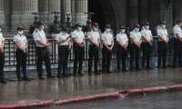 Agentes de la PNC frente  al Palacio Nacional de la Cultura. (Foto Prensa Libre: HemerotecaPL)