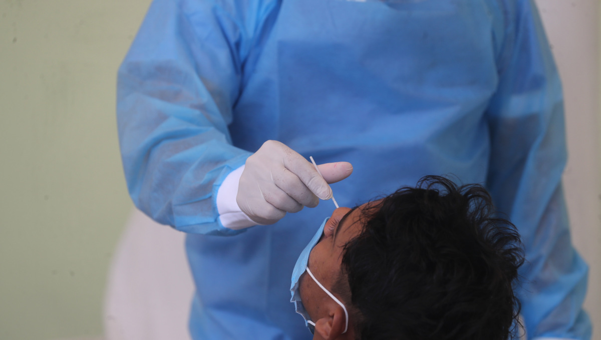 Varias personas hacen cola en el Igss de la zona 9 para realizarse hisopados varias de ellas son trasladados al Igss de la zona 5 ya que no se dan abasto para los hisopados. Fotografa. Erick Avila: 06/04/2021