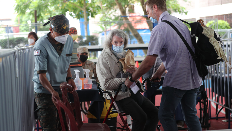 En el centro deportivo Gerona Zona 1 llegan varias personas de la tercera edad a quienes les toca la vacuna de la segunda dosis. Fotografa. Erick Avila: 1006/2021