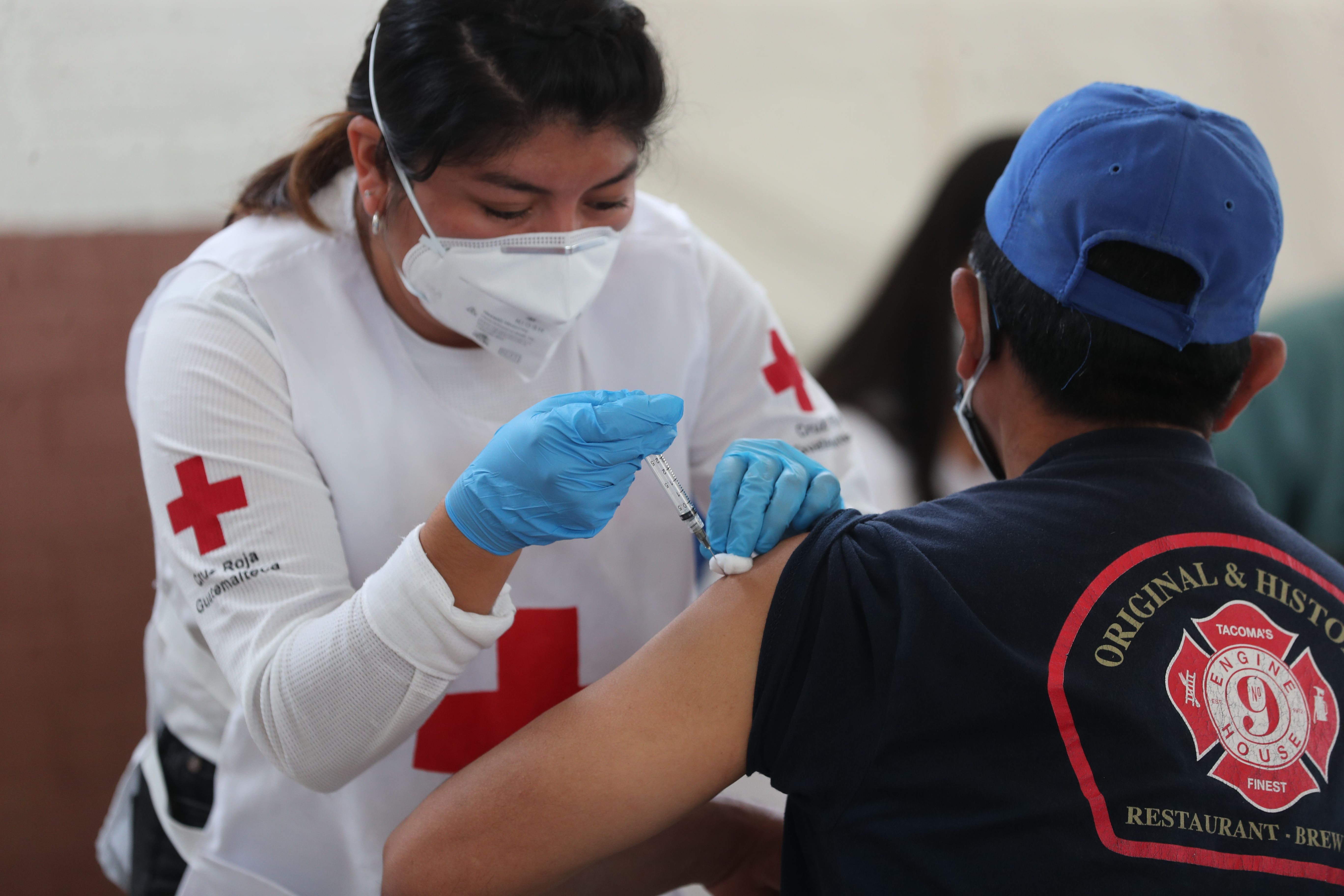 Cientos de personas legan al centro de vacunacin Alida Espaa ubicado en la zona 1, donde esperan desde muy temprano ser vacunados de l vacuna de sputnik v segunda dosis esta contra covid 19. Fotografa. Erick Avila: 11/08/2021
