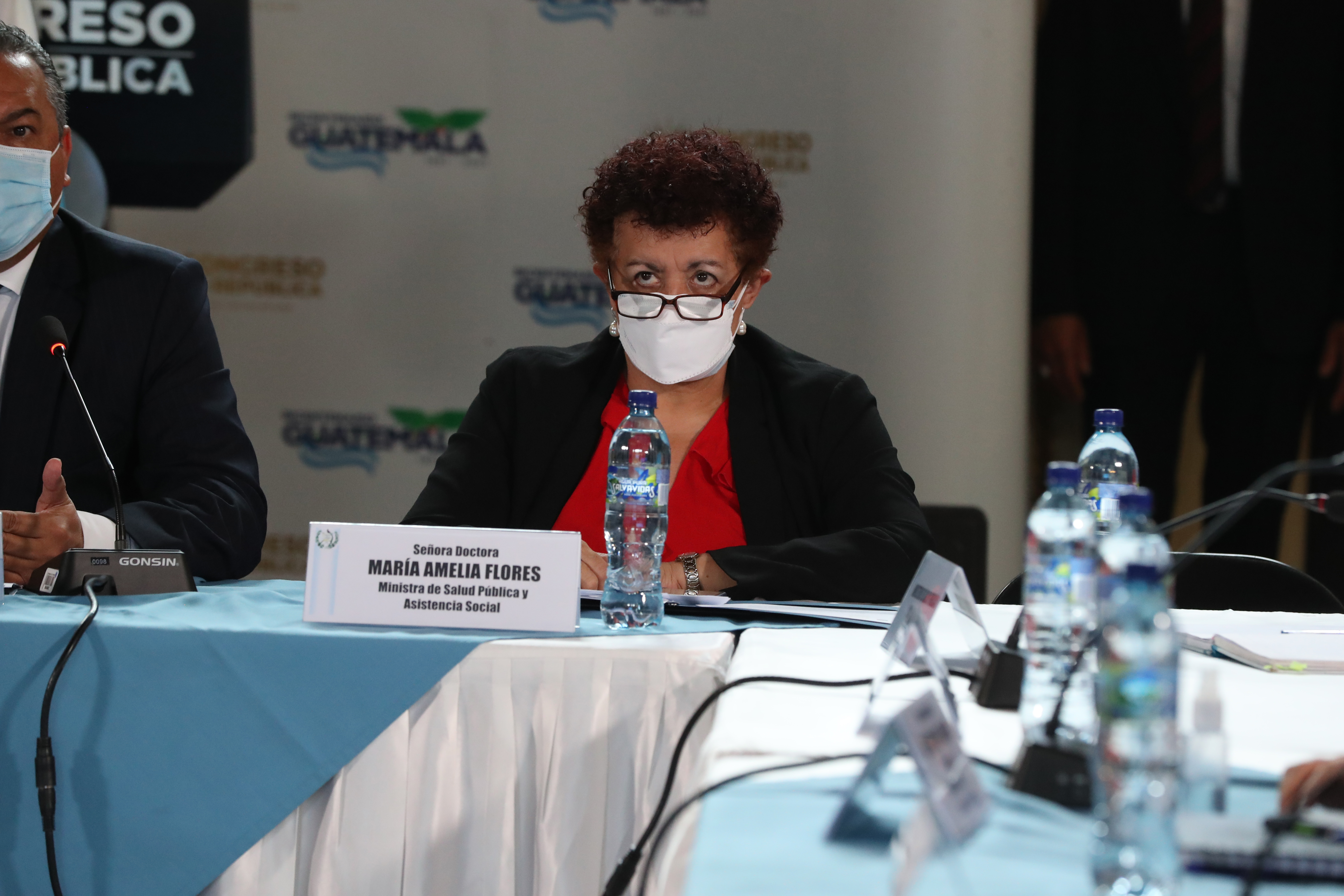 Amelia Flores - ministra de salud y Juan Carlos Alemán - ministro de Defensa Nacional asisten a citación de la comisión de Relaciones Exteriores donde abordan Plan Nacional de vacunación de cada entidad. Fotografía Prensa Libre: María Reneé Barrientos Gaytan.