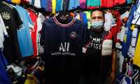 Vendedores del mercado el Amate, en la 18 calle, ofrecen camisolas del equipo PSG actual equipo del argentino Lionel Messi. 





Fotografa  Esbin Garcia 11-08-21
