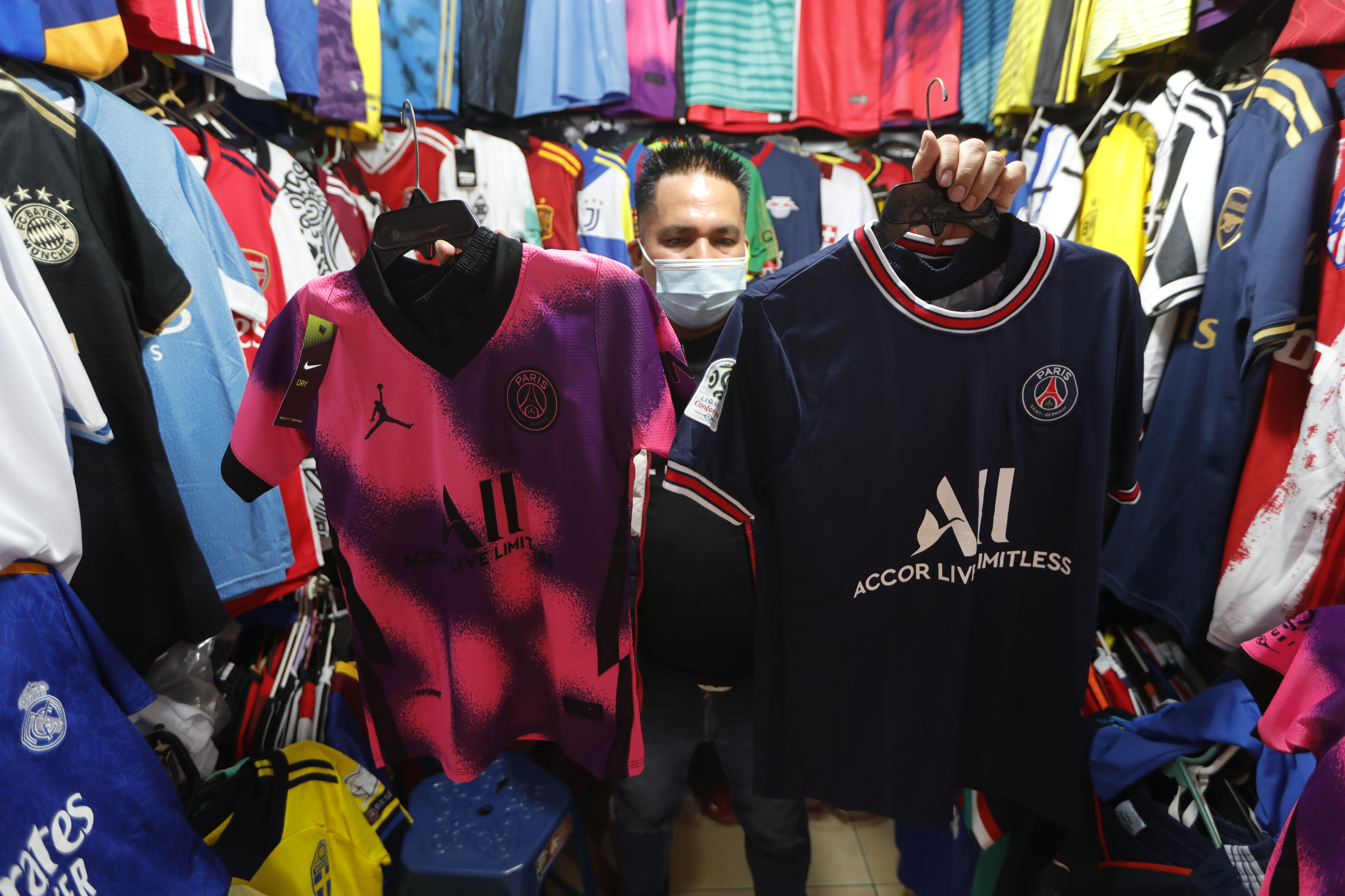 Vendedores del mercado el Amate, en la 18 calle, ofrecen camisolas del equipo PSG actual equipo del argentino Lionel Messi. Foto Prensa Libre: Esbin García.