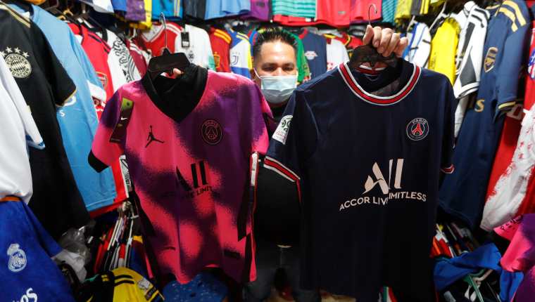 Vendedores del mercado el Amate, en la 18 calle, ofrecen camisolas del equipo PSG actual equipo del argentino Lionel Messi. Foto Prensa Libre: Esbin García.