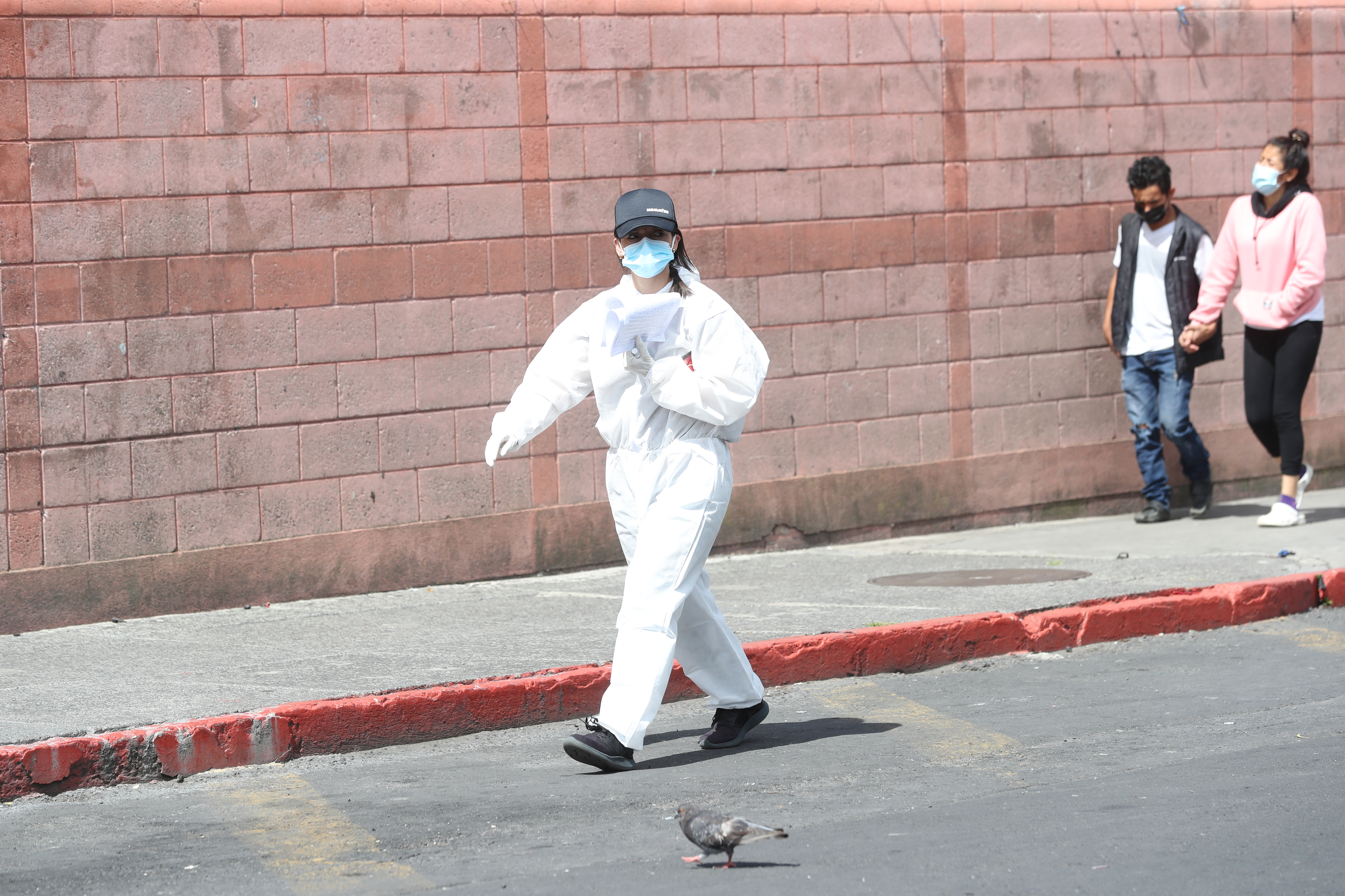 Médicos de Hospital San Juan de Dios le pide a la población de que se cuiden de la pandemia del coronaravirus. (Prensa Libre: Erick Avila)            