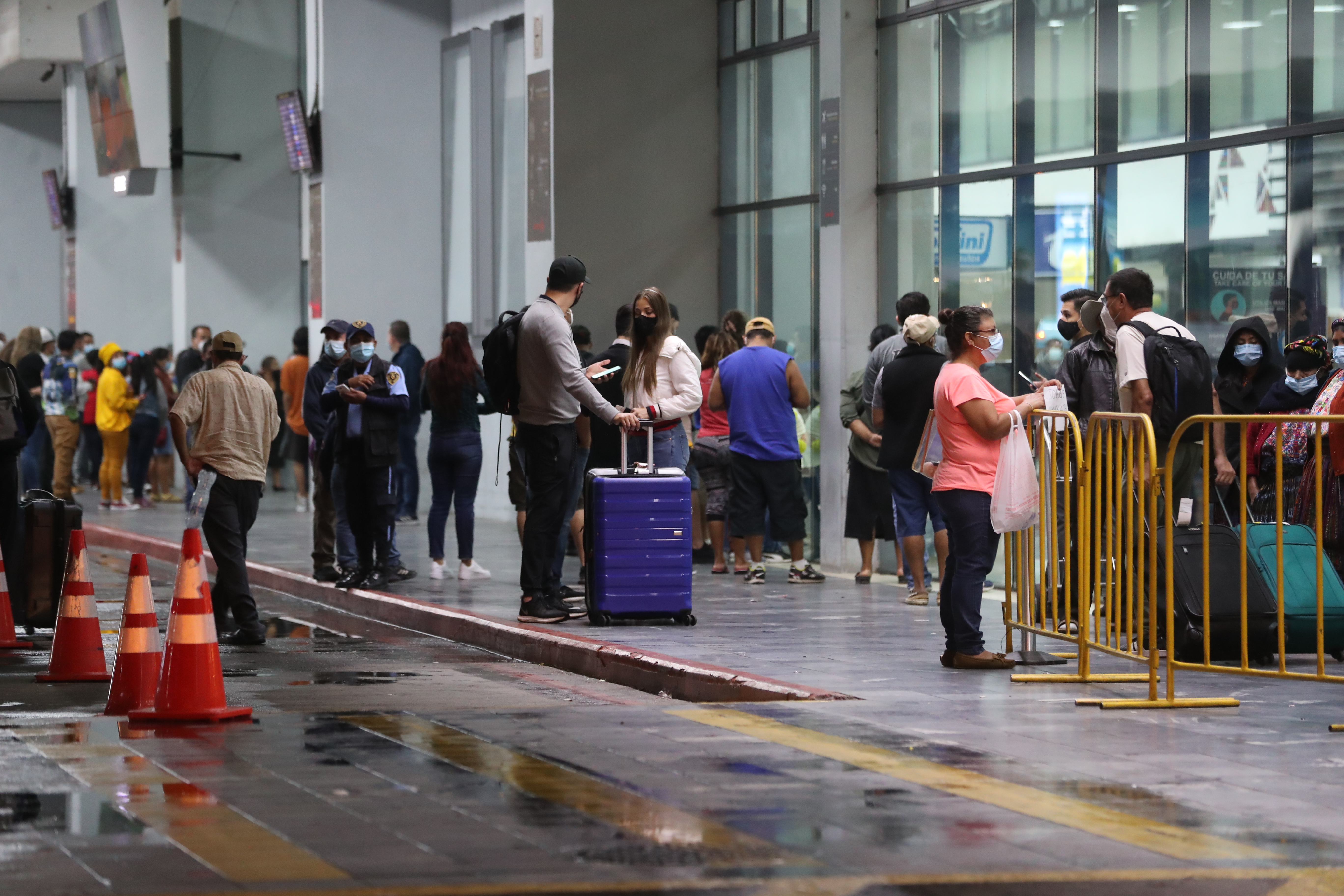 Viajeros llegan al Aeropuerto Internacional La Aurora de Guatemala. (Foto Prensa Libre: HemerotecaPL)