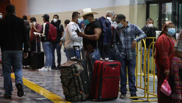 Para noviembre y diciembre se espera la recuperación de vuelos y movimiento de pasajeros en AILA por la temporada alta. (Foto Prensa Libre: Hemeroteca) 