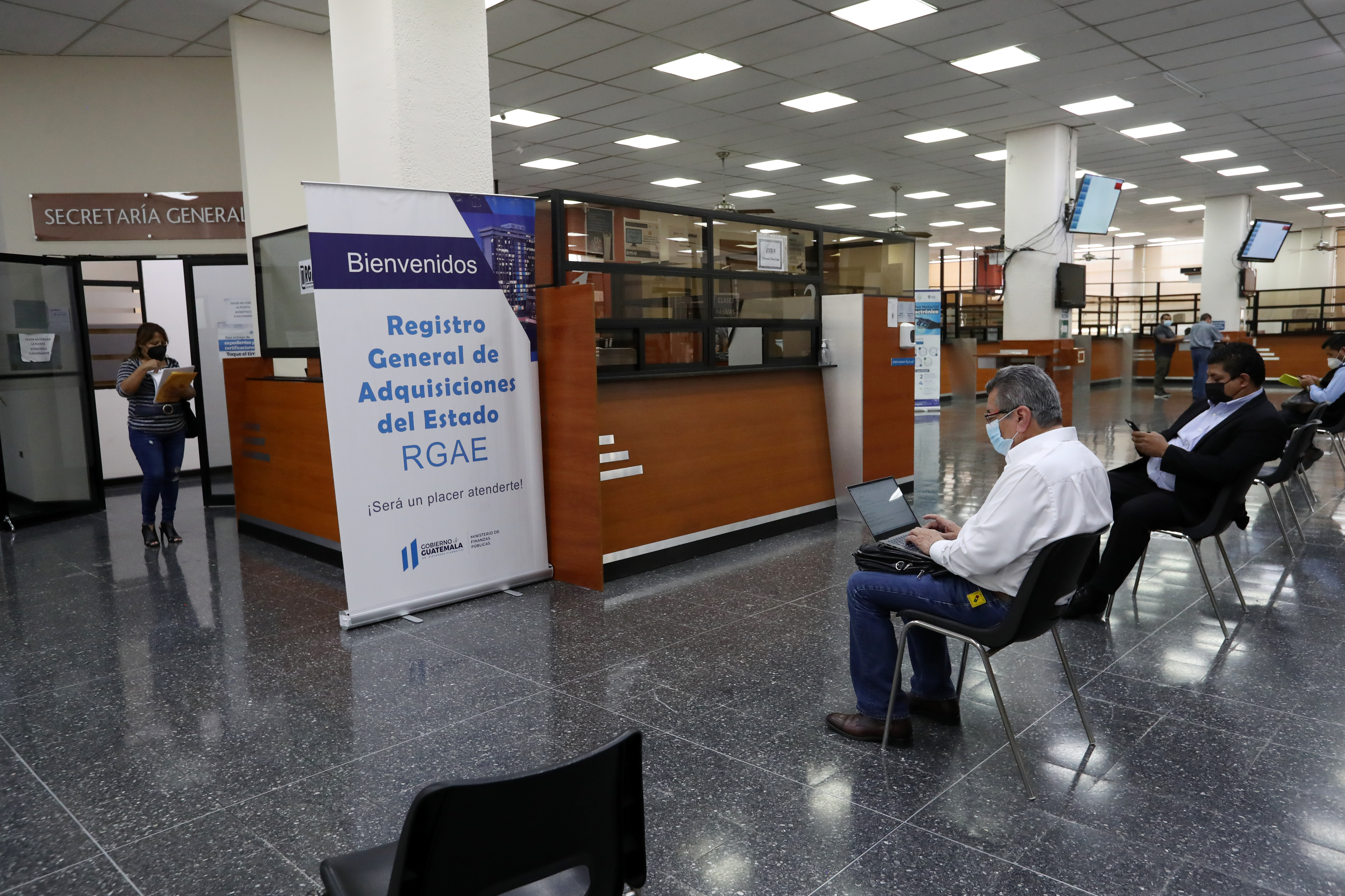 El RGAE se ubica en el edificio de Finanzas Públicas. Erick Reyes, registrador en funciones  del RGAE y Jairo Solís, subdirector de inscripción y precalificación indicaron que en el  2021 se ampliaron los  plazos de vigencia de precalificaciones. (Foto, Prensa Libre: Hemeroteca PL).