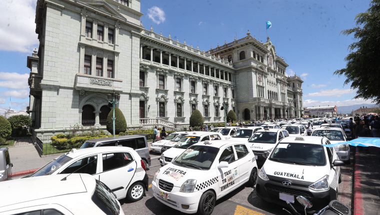 Taxistas manifestaron en febrero contra el seguro obligatorio y consiguieron una prórroga que finaliza en agosto de 2021. (Foto Prensa Libre: Hemeroteca PL) 