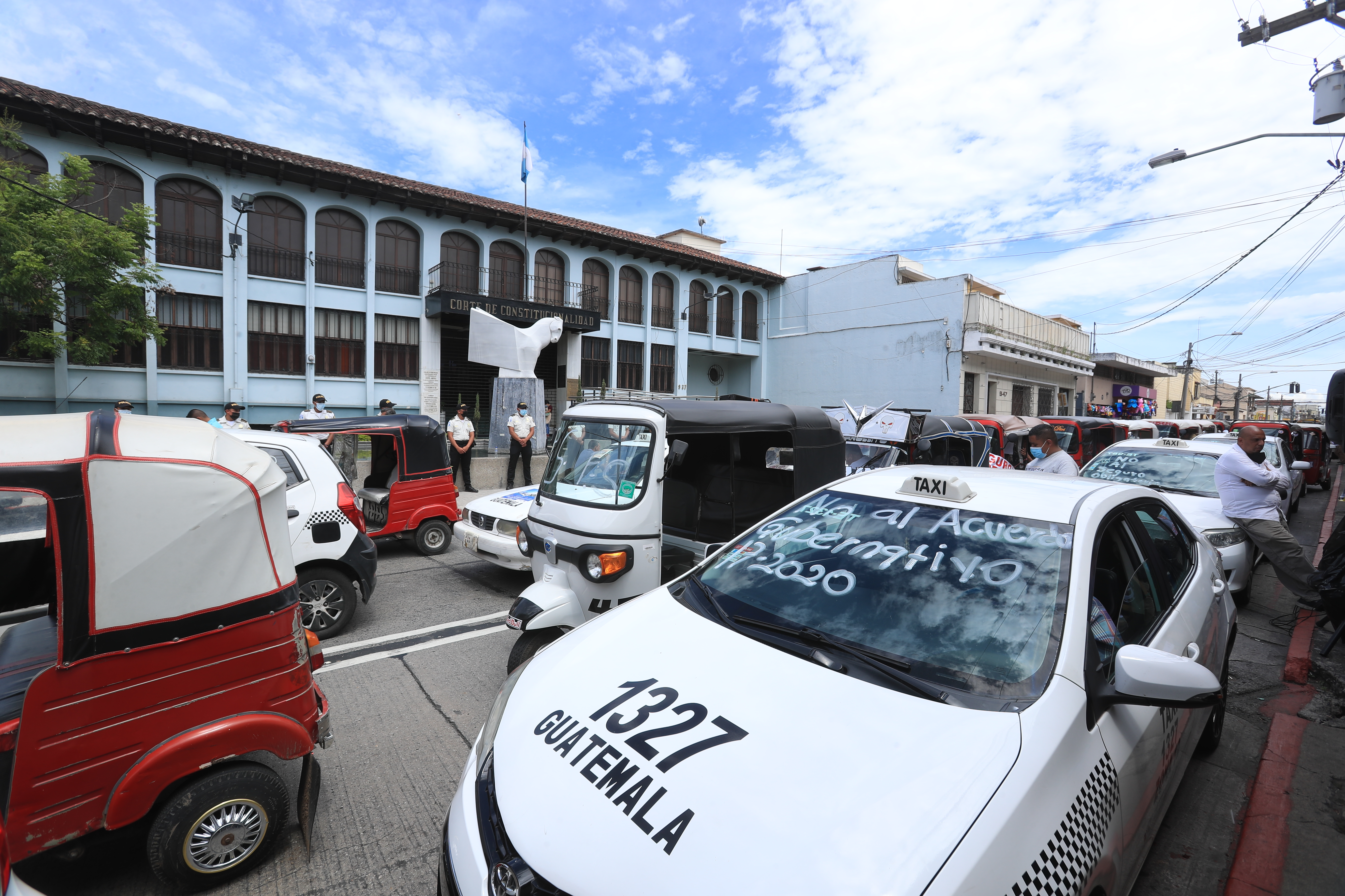 Taxistas realizan protestas y caravanas en la capital y bloqueos en varios departamentos para rechazar el seguro obligatorio. (Foto Prensa Libre: HemerotecaPL)

