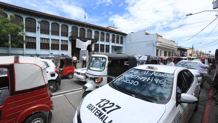 Taxistas realizan protestas y caravanas en la capital y bloqueos en varios departamentos para rechazar el seguro obligatorio. (Foto Prensa Libre: HemerotecaPL)
