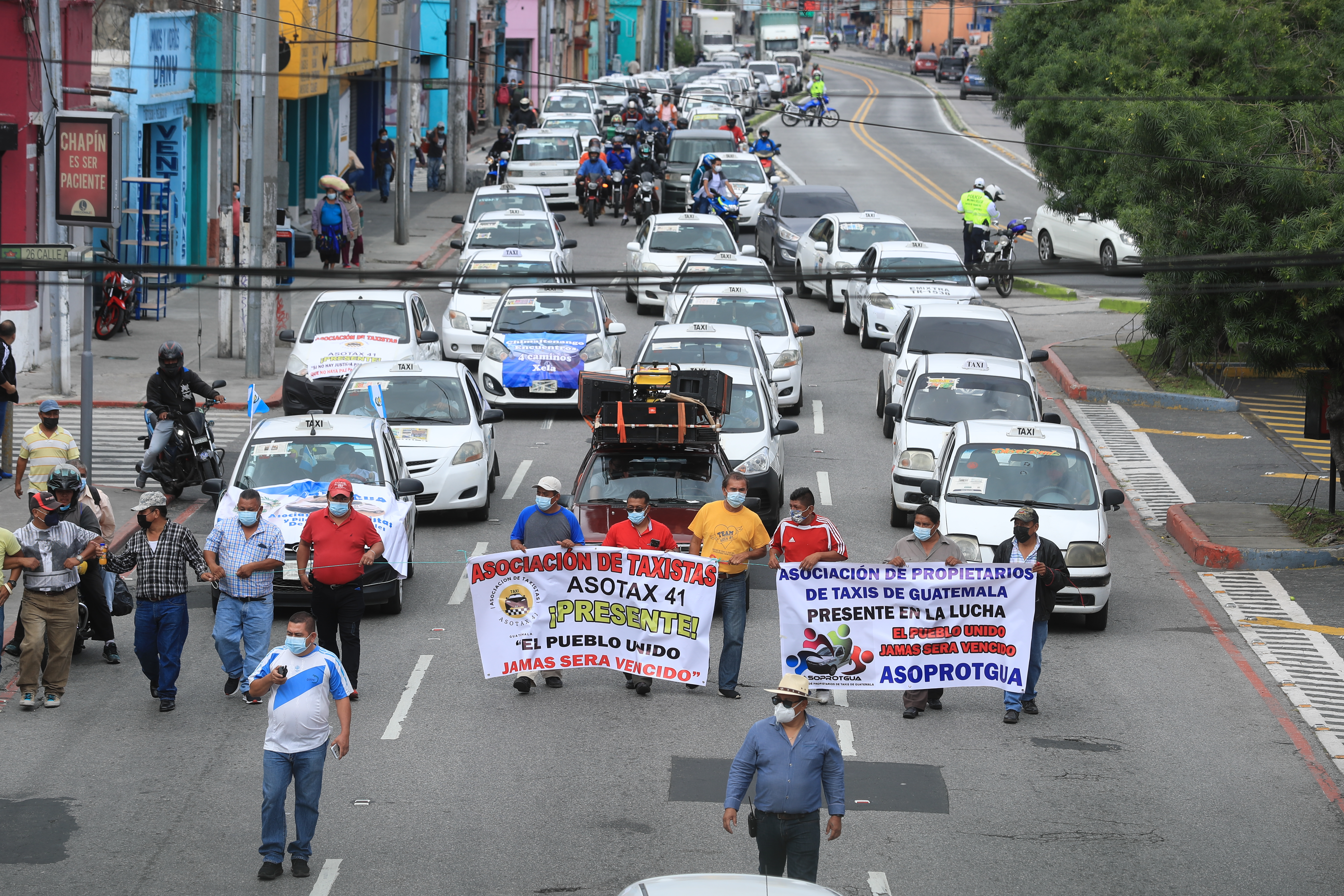 Taxistas durante una  protesta el  2 de agosto de 2021 pra rechazar el pago del seguro obligatorio.  (Foto Prensa Libre: Juan Diego González)