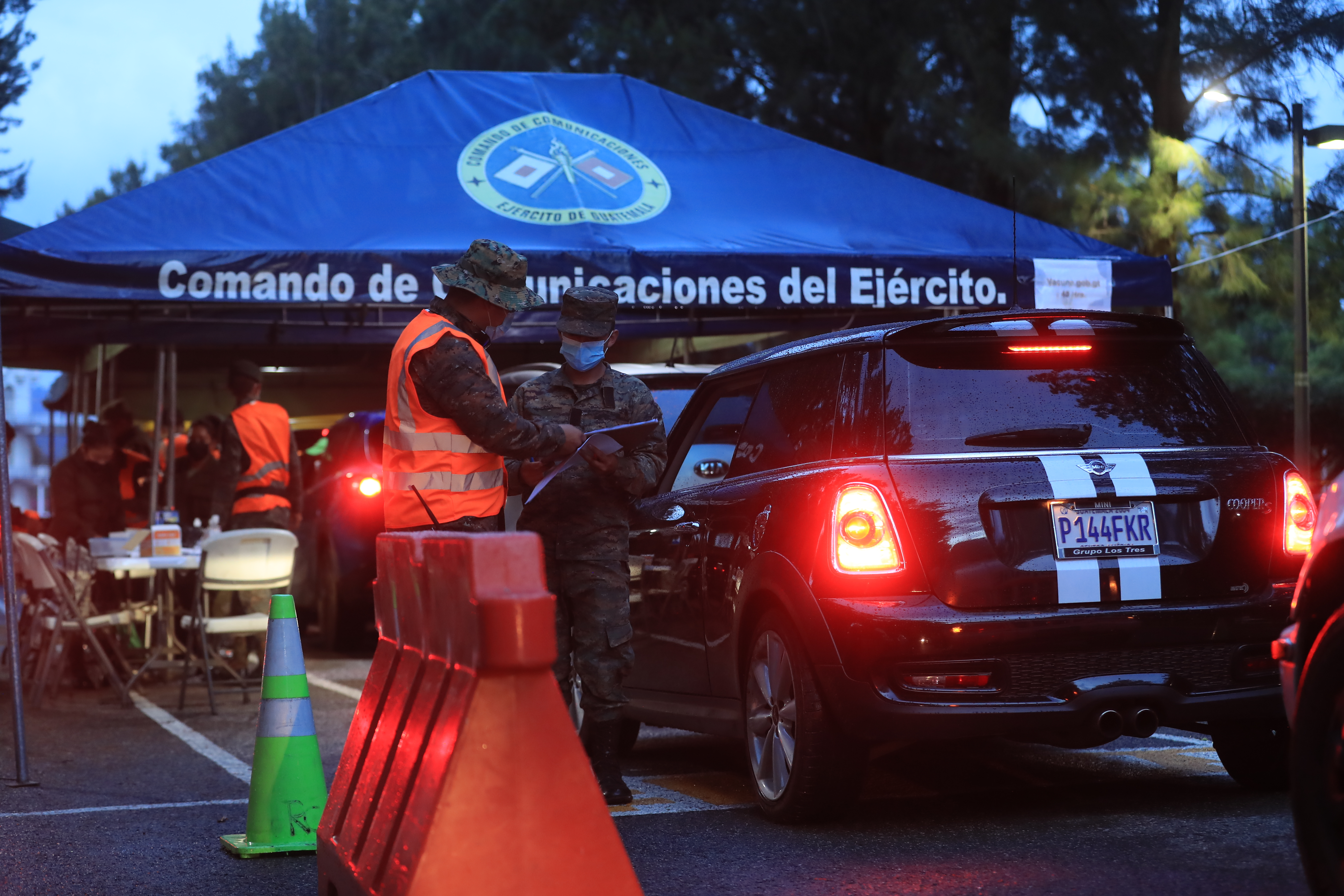 El centro de vacunación habilitado en Mariscal Zavala cambiará de horario por el estado de calamidad y cerrará a las ocho de la noche. (Foto Prensa Libre: Juan Diego González)
