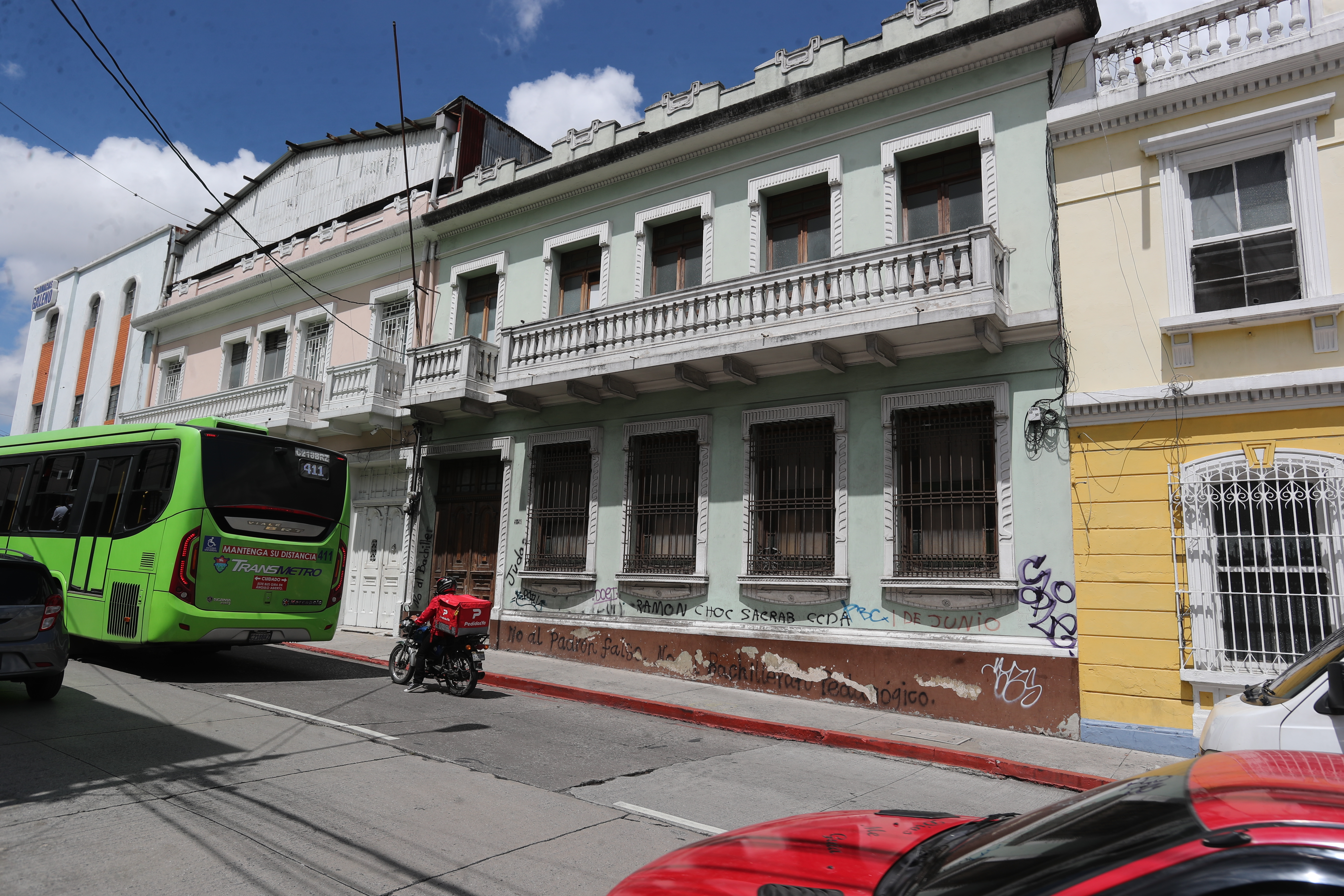 CASA DEL MASTRO. Una vivienda ubicada en la 4a avenida y 5ta denominada como Casa del Maestro, es una vivienda sede del sindicato de trabajadores de la educacin de Guatemala. En el 2016, dicha vivienda fue requisada por el MP debido a que Juan Carlos Monzn mencion que anomalas en su designacin para la tutela de Joviel Acevedo, quien har unos das, estuvo en las noticias por declaraciones del exjefe de la FECI, Sandoval. Juan Diego Gonzlez. 180821
