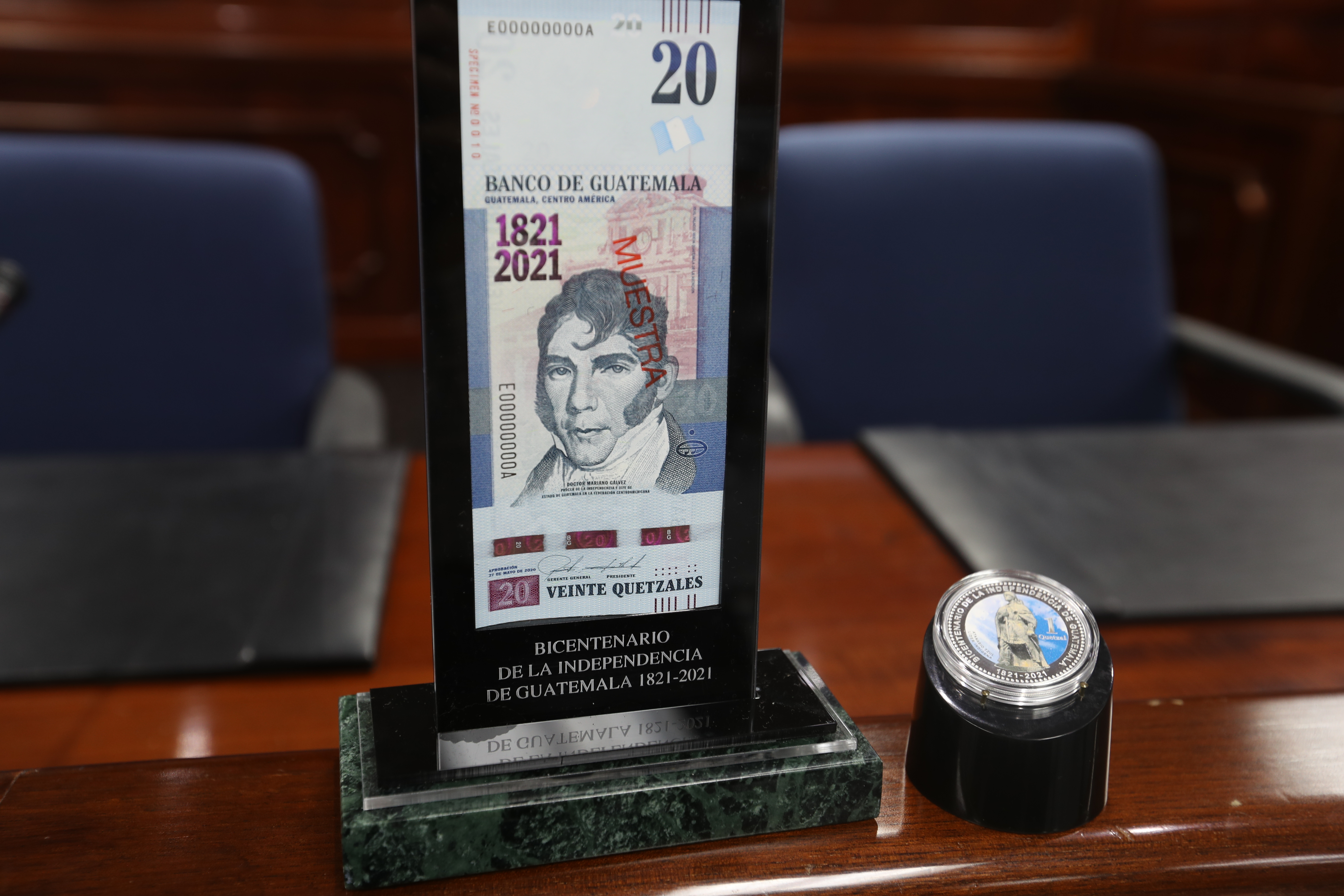 El billete y la moneda conmemorativa comenzarán a circular este lunes 6 de septiembre. (Foto Prensa Libre: Alejandro Ortiz)