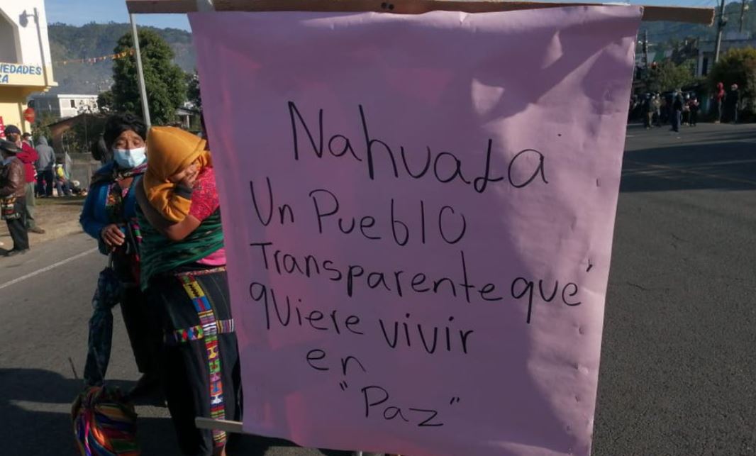 Pobladores de Nahualá en bloqueo en la ruta Interamericana para pedir cese del conflicto territorial. (Foto Prensa Libre: Tomada de @Totovisiontoto)
