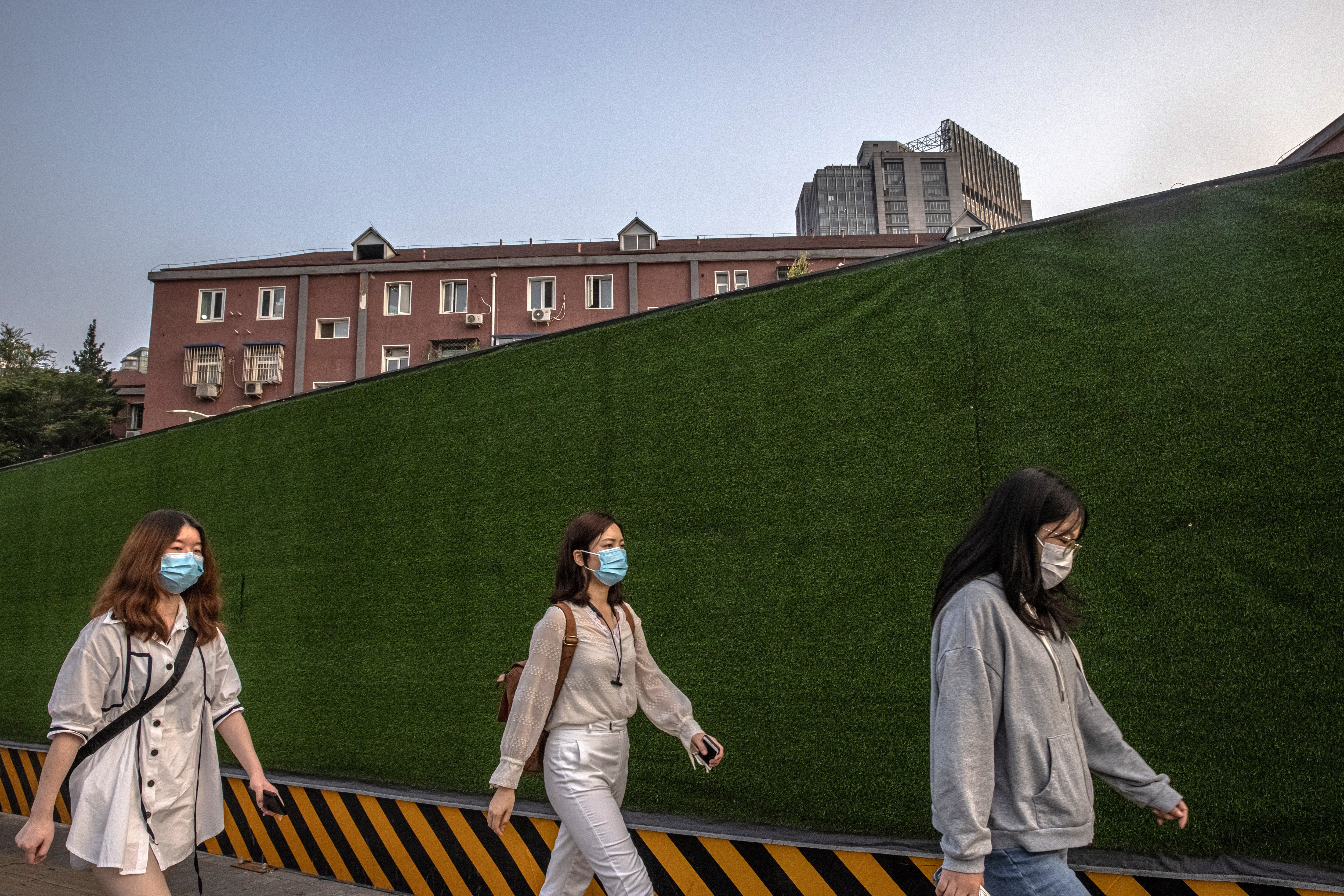 El brote de coronavirus, causado principalmente por la variante delta y lo que ahora se ha convertido en el peor brote de China en más de un año, se detectó por primera vez el 20 de julio entre el personal de limpieza del aeropuerto en Nanjing. (Foto Prensa Libre: EFE)