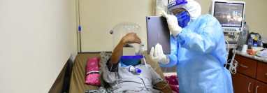 Pacientes con coronavirus del Hospital de Chimaltenango pueden comunicarse con sus familiares. 
 (Foto Prensa Libre: Emy Susana Sánchez)