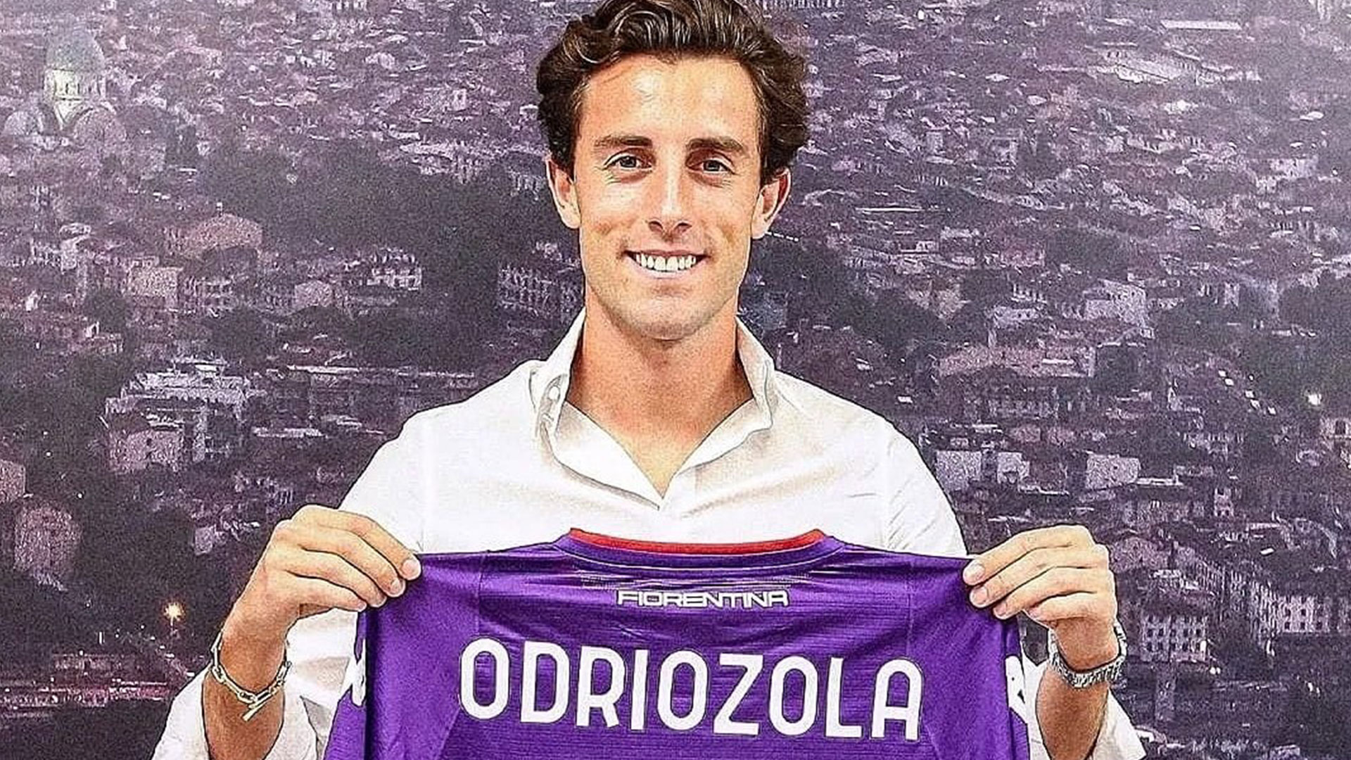 El lateral español Álvaro Odriozola durante el momento de su presentación como jugador de la Fiorentina. (Foto Prensa Libre: Álvaro Odriozola Twitter)