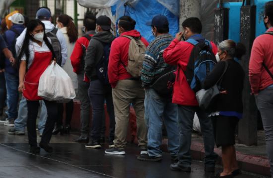 Guatemaltecos salen con mascarilla a la calle para protegerse del coronavirus. (Foto Prensa Libre: Juan Diego González) 
