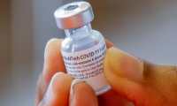 Pese a la limitada producción de vacunas, un hombre se inmunizó cinco veces. (Foto Prensa Libre: EFE)