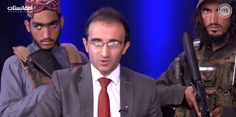 Video: presentador rodeado de talibanes armados con fusiles pide al público que no tenga miedo