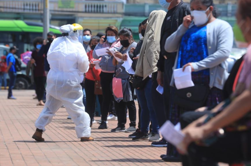Personas hacen fila en la Plaza Barrios para practicarse la prueba de covid-19 en laboratorio móvil del Ministerio de Salud. (Foto Prensa Libre: Juan Diego González)