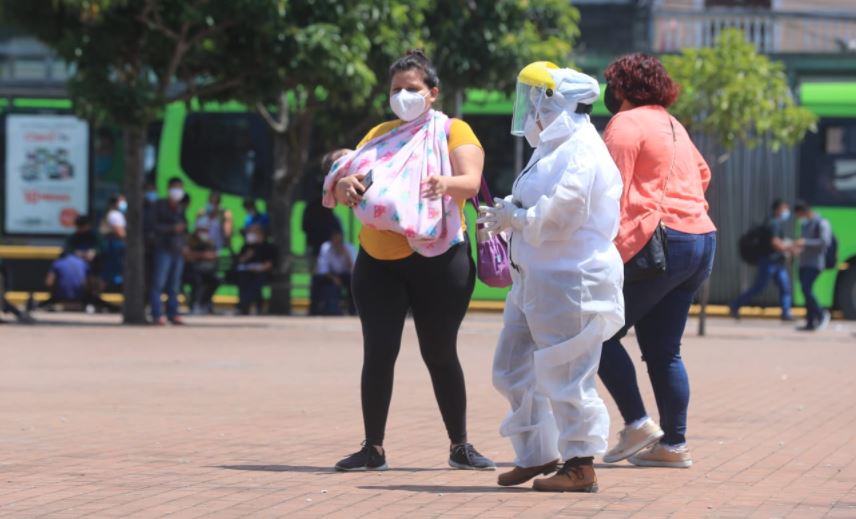 Guatemaltecos acuden a laboratorios móviles para hacerse la prueba de covid-19. (Foto Prensa Libre: Juan Diego González)