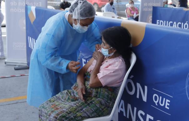 Personas acuden al centro de vacunación instalado en la Universidad Da Vinci. (Foto Prensa Libre: Esbin García) 