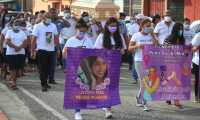 Pobladores de Zacapa acompañan el sepelio de Melissa Palacios, cuyo cadáver fue hallado en julio último con señales de violencia. (Foto HemerotecaPL)