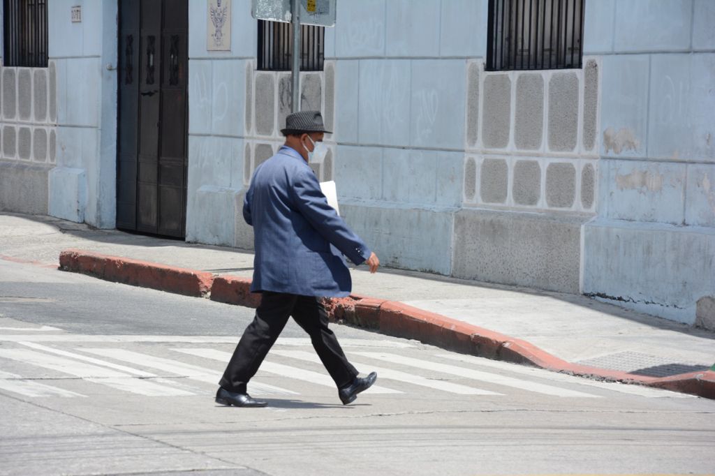 Los pasos peatonales deben ser respetados por automovilistas pues son espacios seguros para las personas que utilizan la vía pública a pie. (Foto Prensa Libre: Departamento de Tránsito de la PNC)