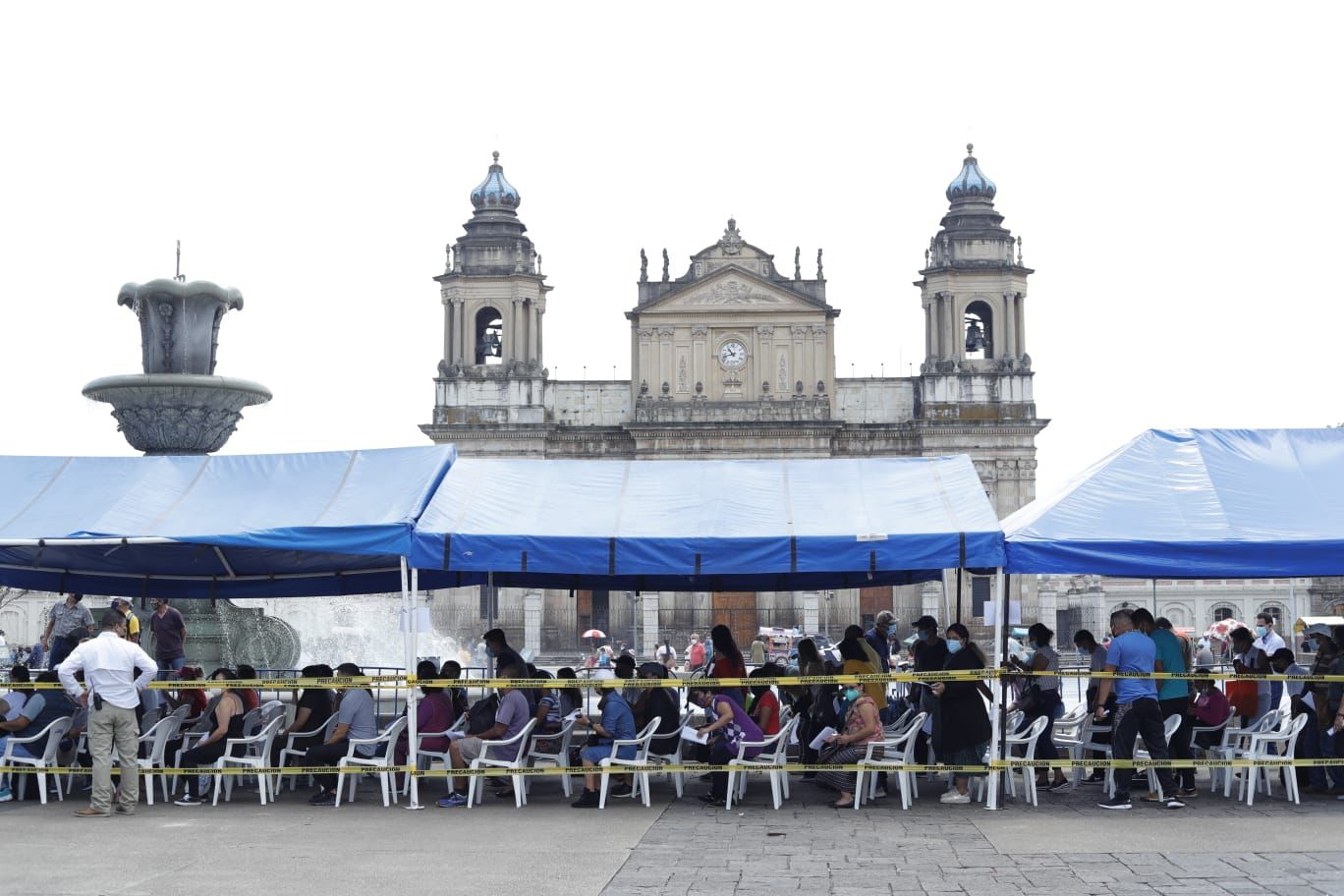 Decenas de guatemaltecos esperan turno en la Plaza de la Constitución para recibir la vacuna contra el coronavirus. (Foto Prensa Libre: Carlos Kestler)