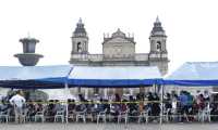 Decenas de guatemaltecos esperan turno en la Plaza de la Constitución para recibir la vacuna contra el coronavirus. (Foto Prensa Libre: Carlos Kestler)