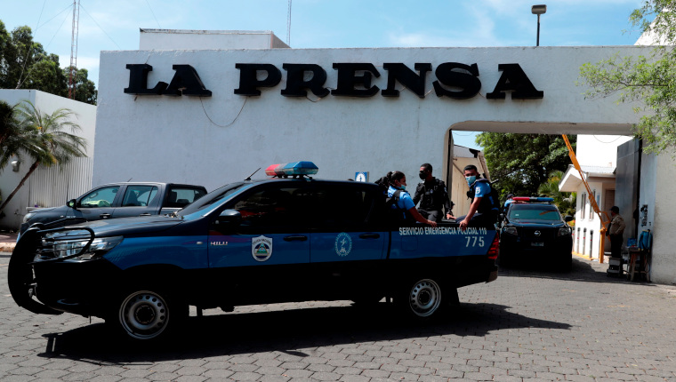 AME8461. MANAGUA (NICARAGUA), 13/08/2021.- Miembros de la policía permanecen en la entrada de una propiedad de la Editorial La Prensa durante un operativo de allanamiento, hoy, en Managua (Nicaragua). La Policía de Nicaragua informó este viernes que ha iniciado una investigación en contra de Editorial La Prensa Sociedad Anónima y sus directivos, por los presuntos delitos de defraudación aduanera, lavado de dinero, bienes y activos, en perjuicio del Estado de Nicaragua y la sociedad nicaragüense. EFE/ Jorge Torres