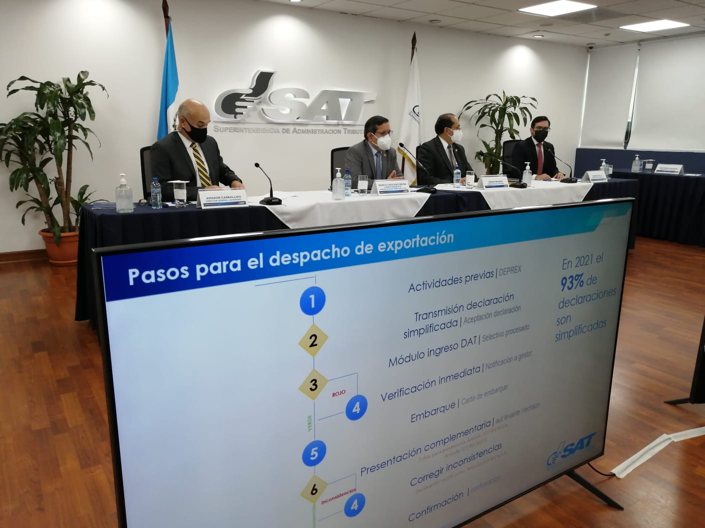 Amador Carballido de Agexport, Marco Livio Díaz, jefe SAT, Sergio Recinos, presidente del Banguat y Werner Ovalle, intendente de Aduanas presentaron los casos de irregularidades en exportaciones. (Foto Prensa Libre: Cortesía)