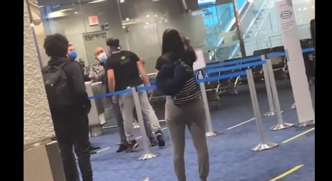 Graban la violenta reacción de un hombre cuando le exigieron que usara mascarilla en el Aeropuerto de Miami