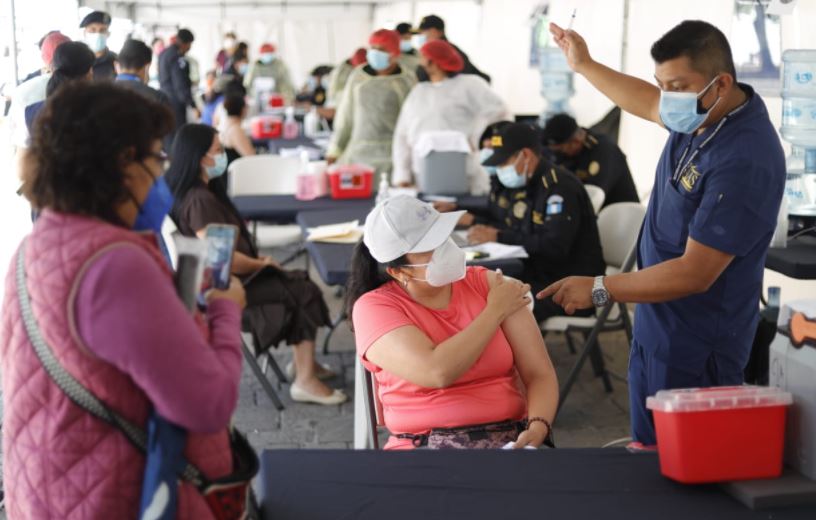 Guatemaltecos acuden a centros de vacunación para protegerse del covid-19. (Foto Prensa Libre: Esbin García)