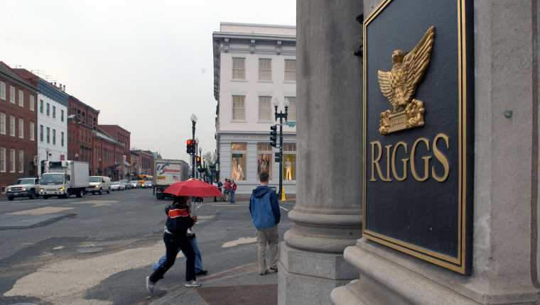 Una sucursal del Riggs Bank en Washington, el 8 de abril de 2004. (Foto Prensa Libre: Chris Ramirez/The New York Times)