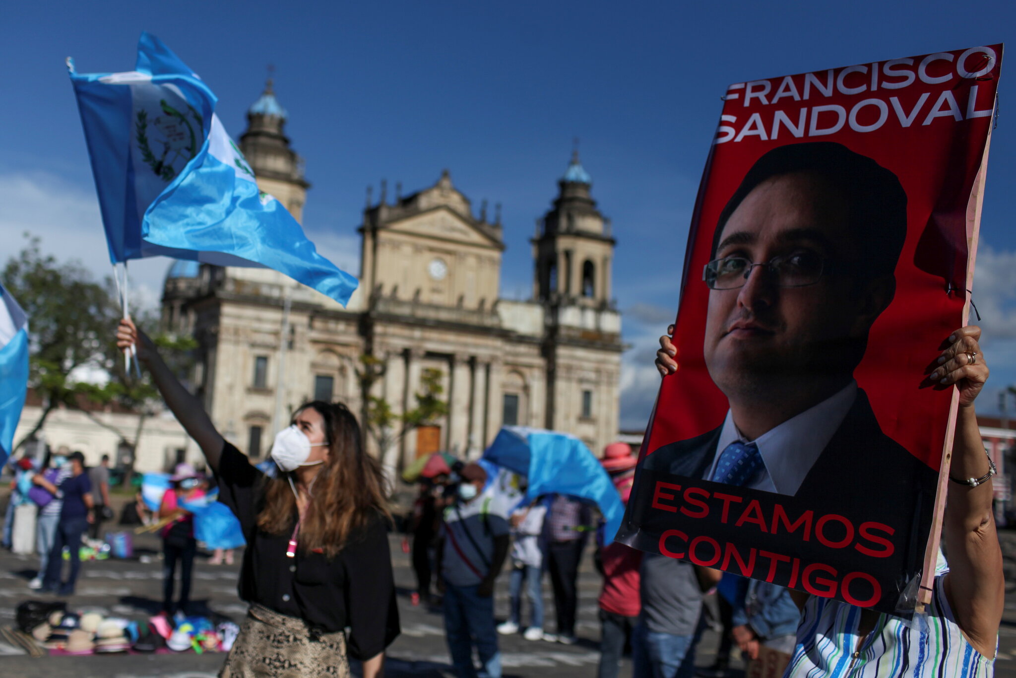 Simpatizantes del exfiscal anticorrupción Juan Francisco Sandoval exigieron la renuncia del presidente y de la fiscala general en Guatemala el mes pasado. (Sandra Sebastian/Reuters)
