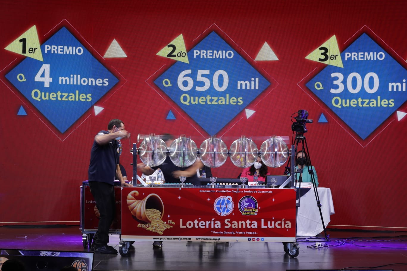 El sorteo extraordinario de Lotería Santa Lucía tuvo lugar en el Teatro Don Juan, en la zona 1 capitalina. (Foto Prensa Libre: Esbin García)