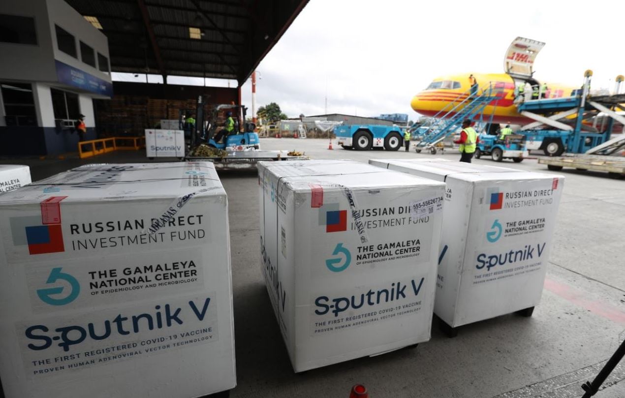 Las 400 mil vacunas Sputnik V, de primer componente, son descargadas en Guatemala. (Foto Prensa Libre: María René Barrientos)