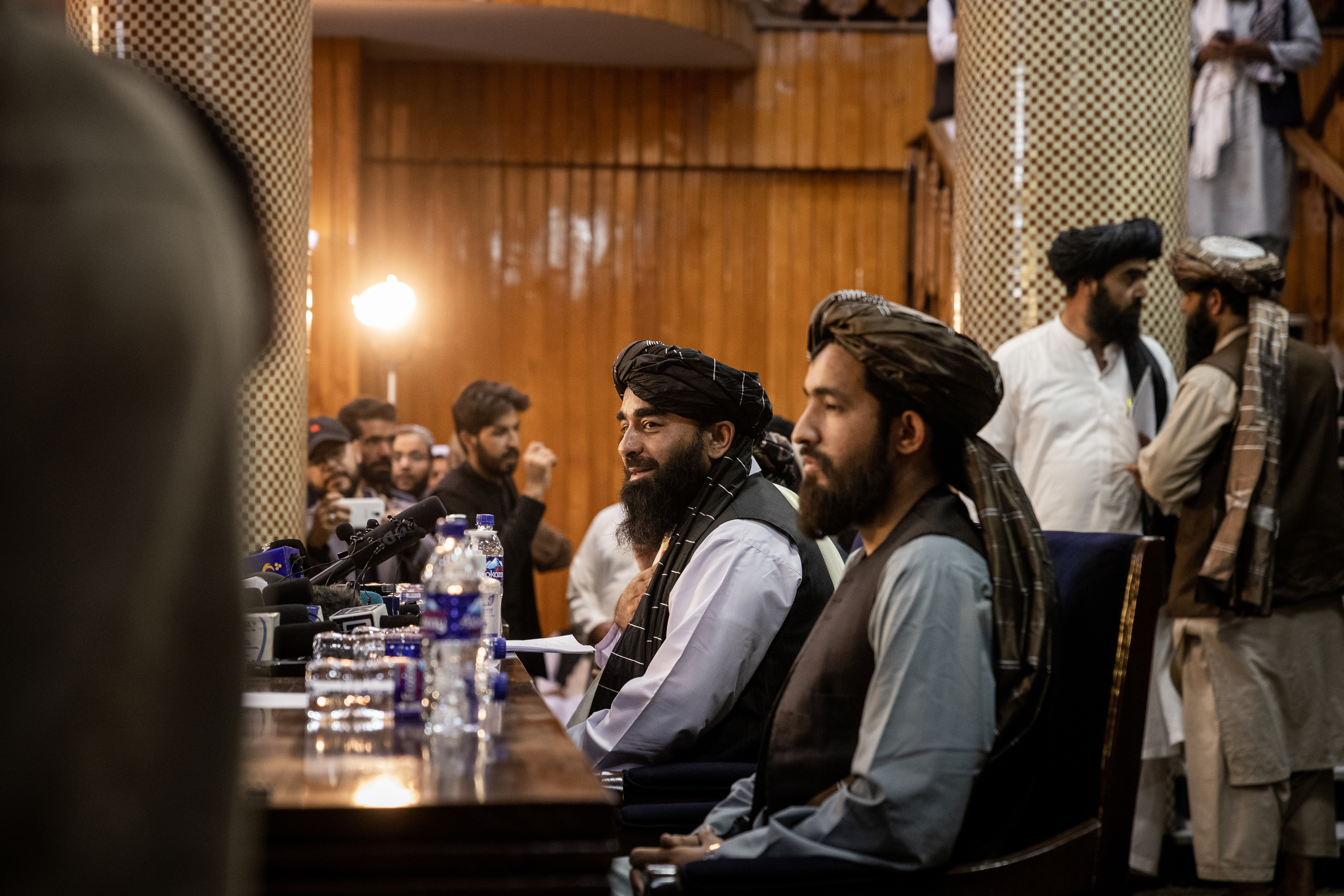 Zabihullah Mujahid, al centro, vocero de los talibanes, en Kabul, Afganistán, el 17 de agosto de 2021 en su primera conferencia de prensa después de que tomaron el control de Kabul. (Jim Huylebroek/The New York Times)