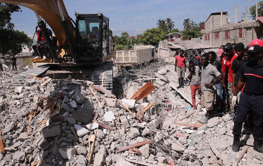 Maquinaria remueve escombros luego de terremoto en Haití. (Foto Prensa Libre: EFE)

