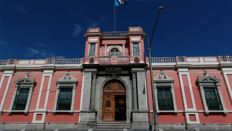 Casa Yurrita, actualmente sede del Tribunal Supremo Electoral (TSE) Fue inaugurada en 1910 y funcion como residencia de la familia Yurrita-Maury hasta 1928. El exterior es neoclsico y expone elementos de la realeza espaola. El interior manifiesta varios elementos art-noveau as como las pinturas del espaol Justo de Gandarias; destaca la fuente y los monumentos a Don Pedro de Alvarado, a Cristbal Coln y al Quetzal. Fotografa Esbin Garca 03-09-2019