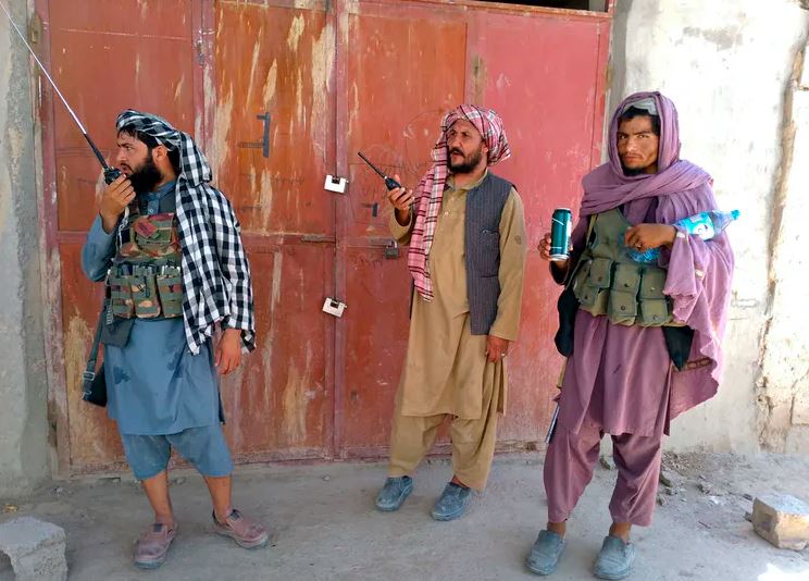Combatientes talibanes hacen guardia en un puesto de control en la ciudad de Farah, capital de la provincia de Farah en el suroeste de Afganistán, en agosto de 2021. Varias de las 34 capitales del país han caído en manos de los talibanes, una noticia nefasta para las mujeres de Afganistán. AP Photo/Mohammad Asif Khan