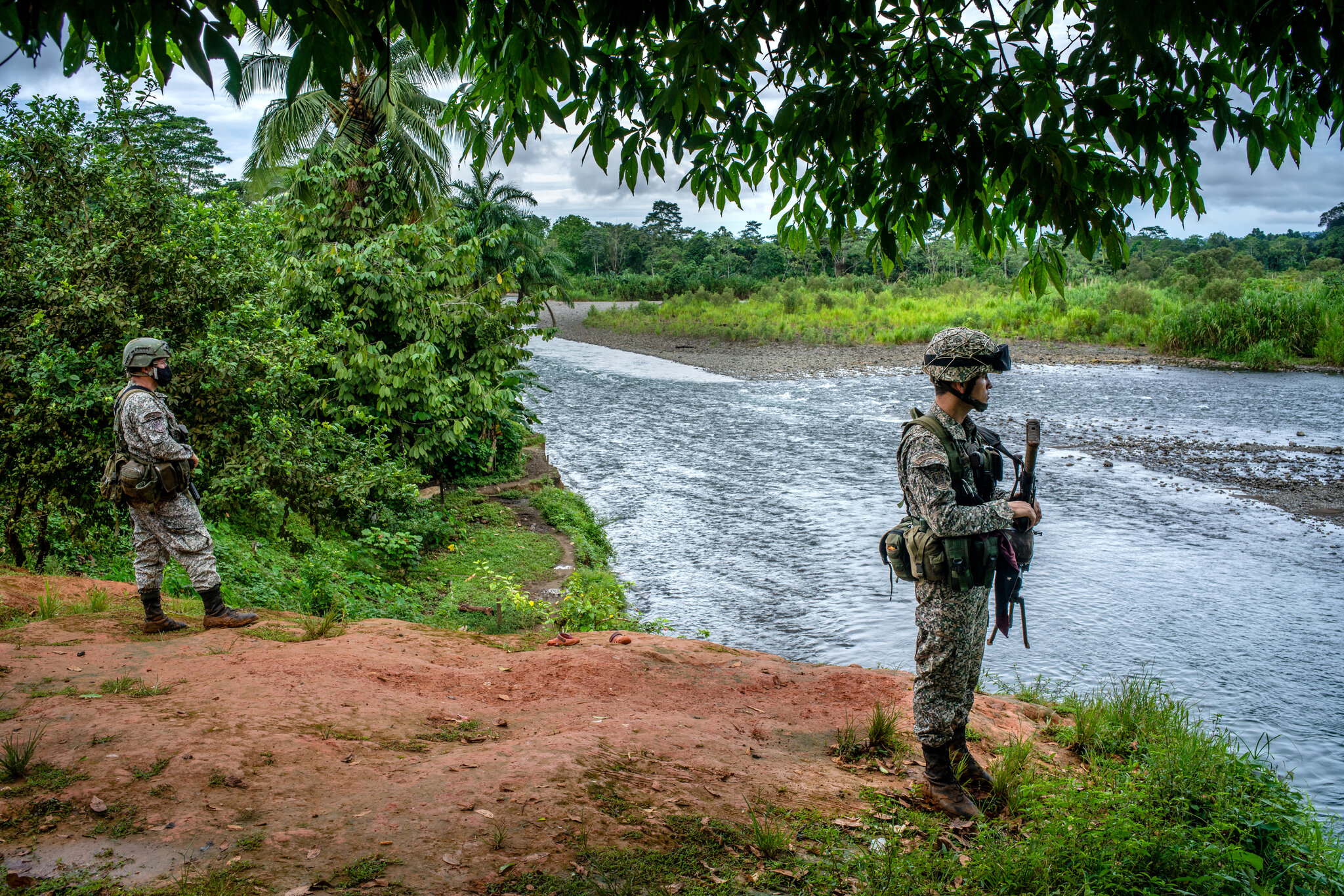 Miembros del ejército colombiano patrullando el año pasado. Cada año se jubilan 10 mil militares, la mayoría con pequeñas pensiones, poca educación y limitada experiencia en el mundo civil. (Foto Prensa Libre: Federico Ríos para The New York Times)
