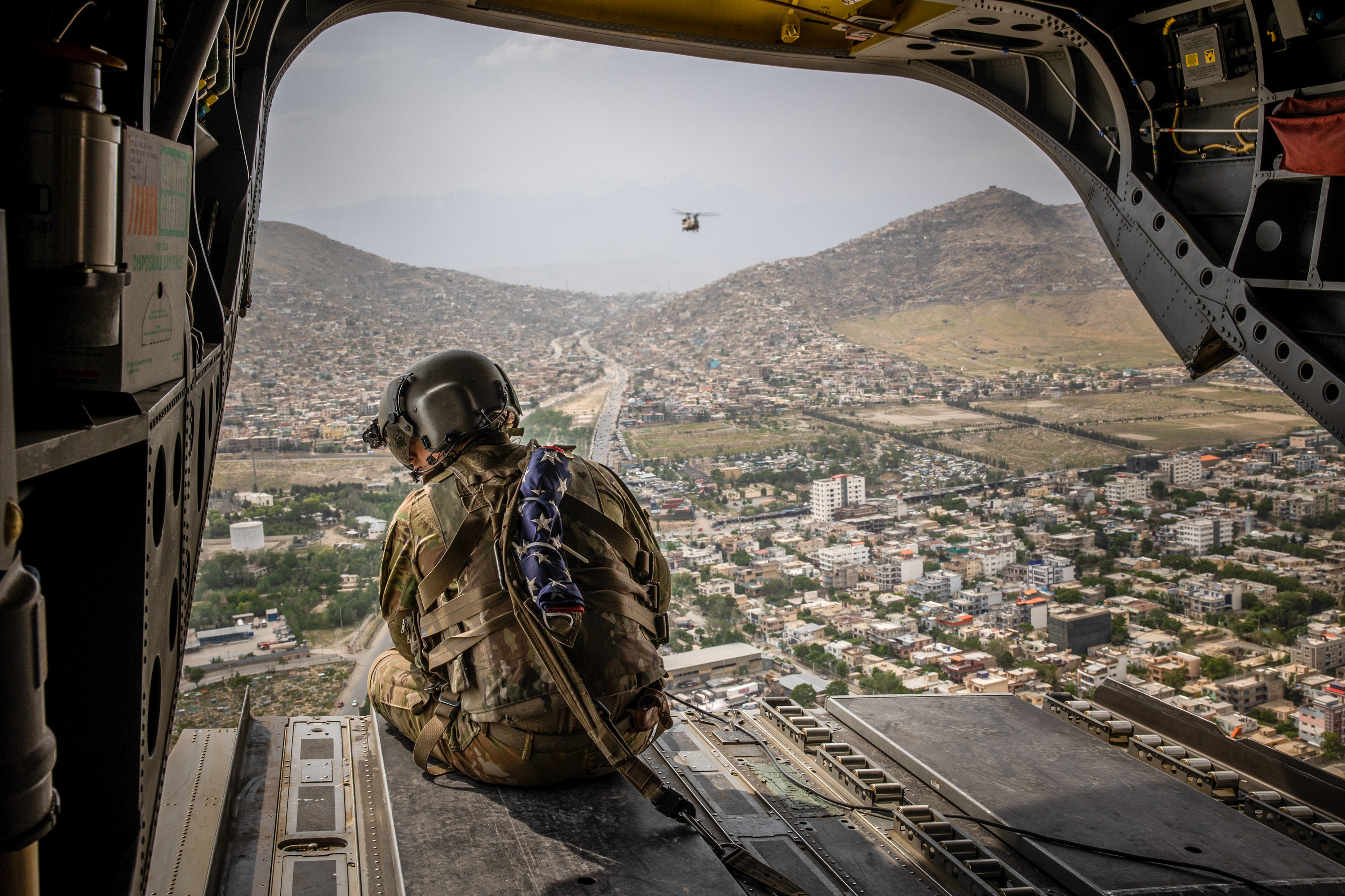 Un soldado estadounidense en un helicóptero sobre Kabul, Afganistán, el 2 de mayo de 2021 (Foto Prensa Libre: Jim Huylebroek / The New York Times).
