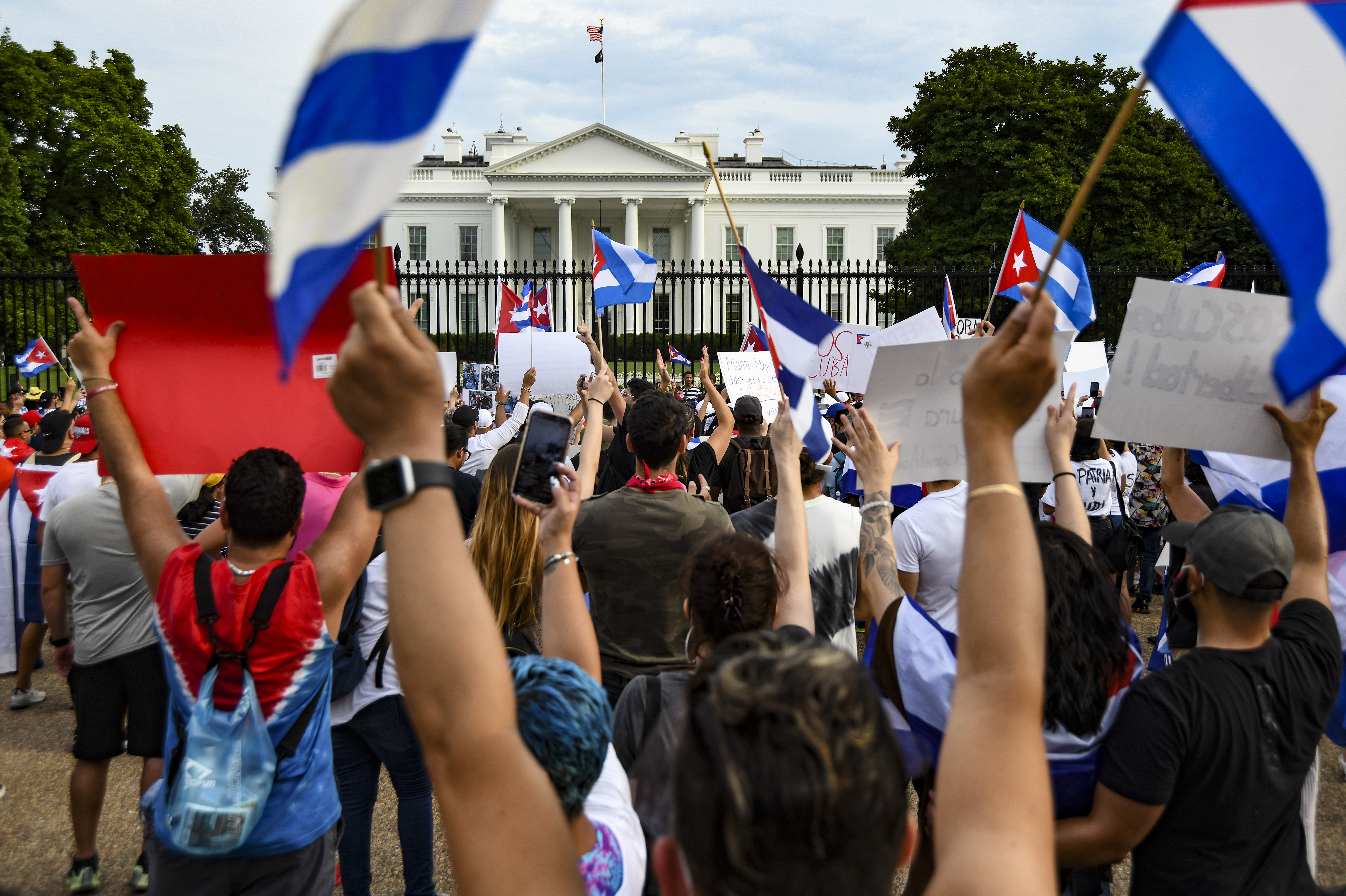 Protesta contra el gobierno cubano realizada frente a la Casa Blanca, el mes pasado. (Foto Prensa Libre: Kenny Holston para The New York Times)