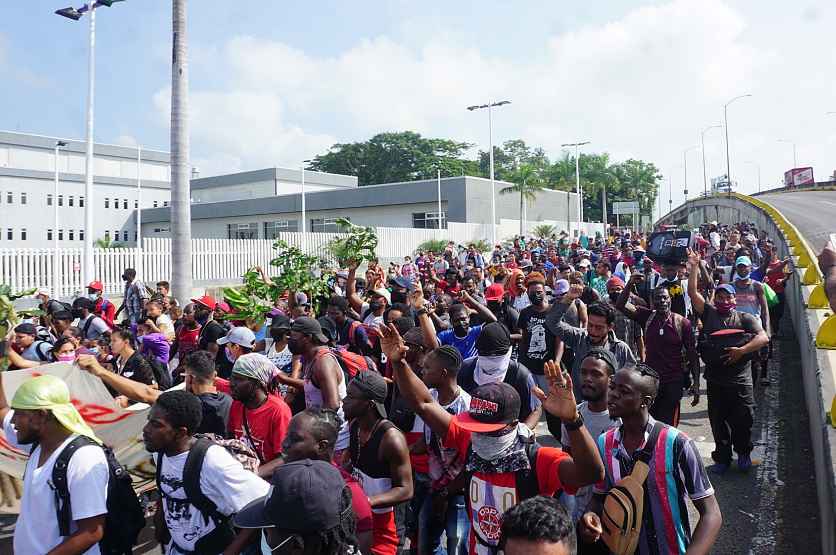 Migrantes centroamericanos caminan hoy por las principales calles de Tapachula, Chiapas. (Foto Prensa Libre: EFE)